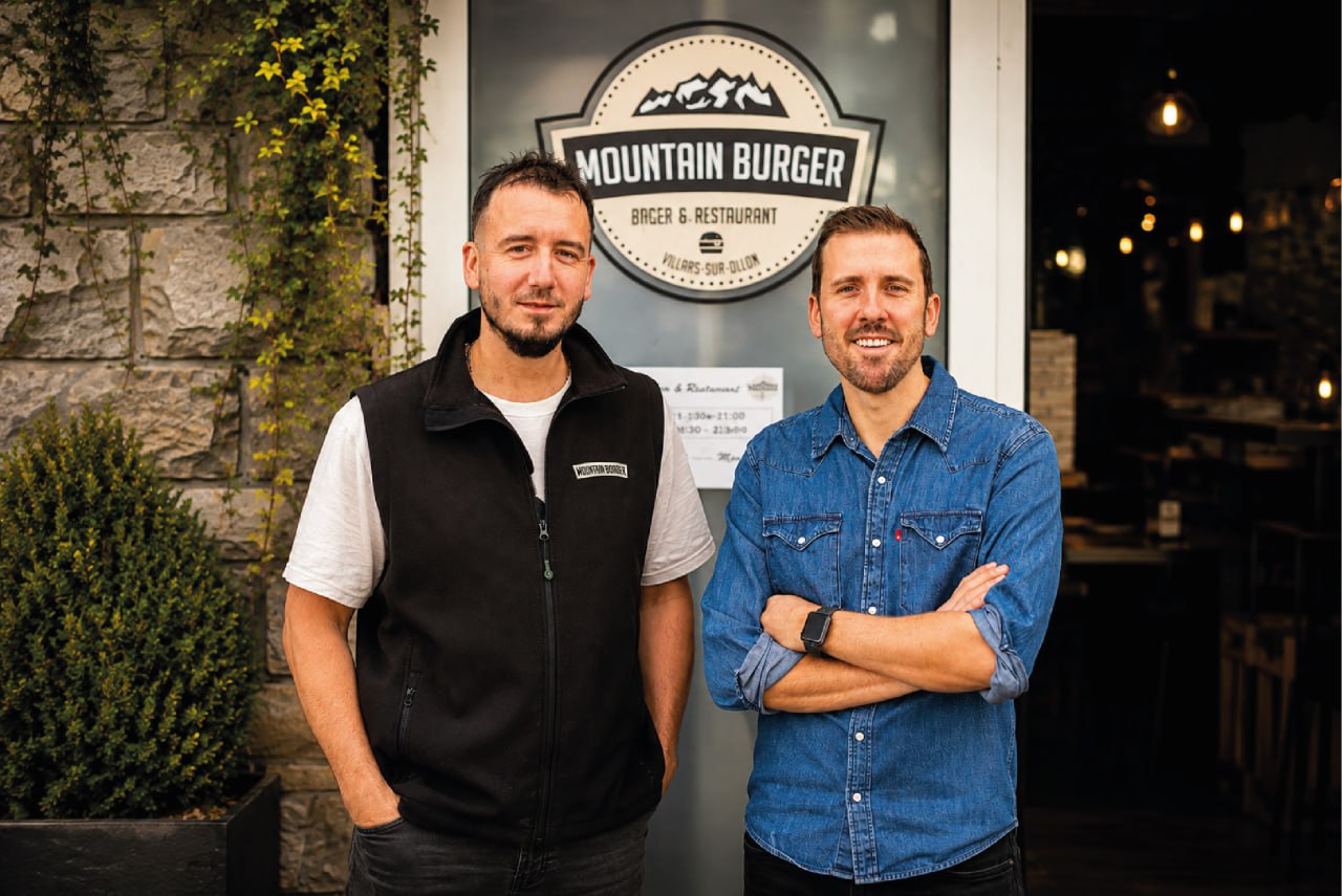 Yoann Marmin et son chef de cuisine, devant Mountain Burger à Villars-sur-Ollon
